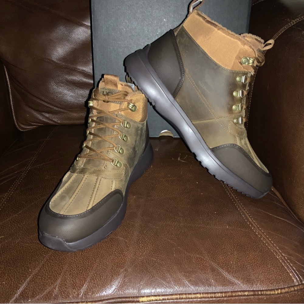 NWT UGG FINNICK mens shoe.  Size 11.